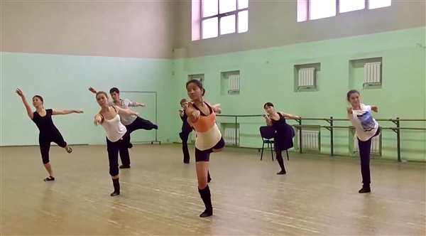 Раскраска балерина у станка