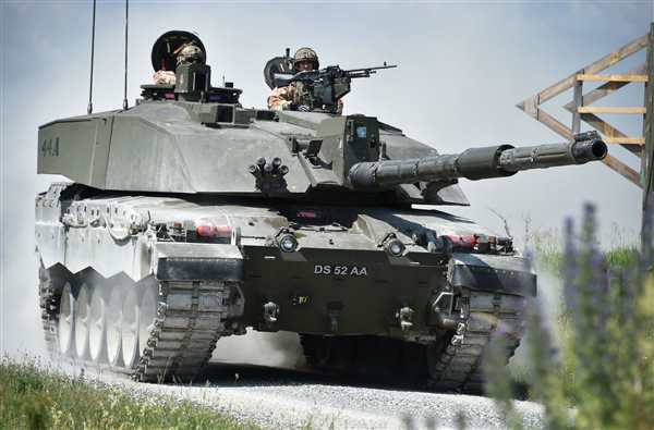 Раскраска Британский танк Challenger 2