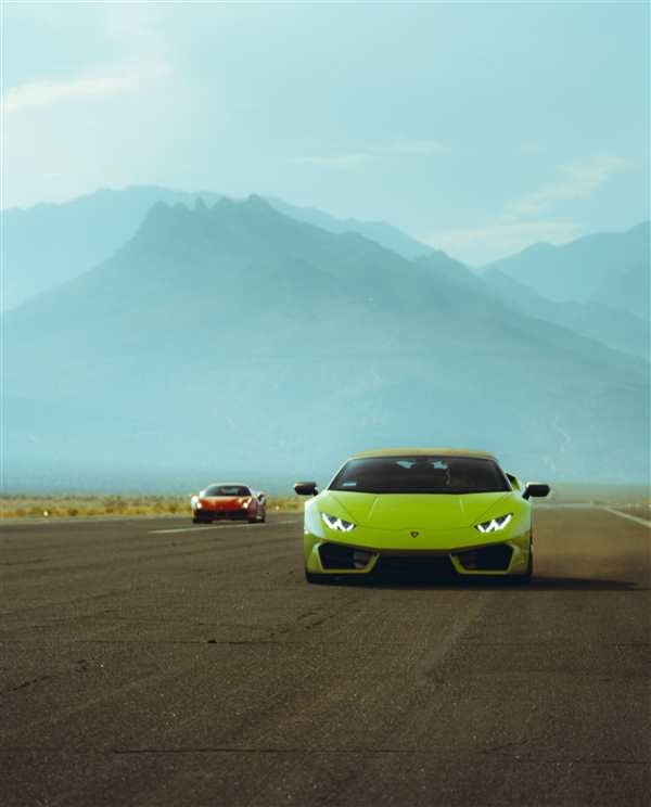 Раскраска Два Ламбorghini на яркой дороге