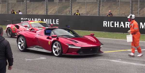 Раскраска Феррари Daytona SP3 Сыграй с цветами