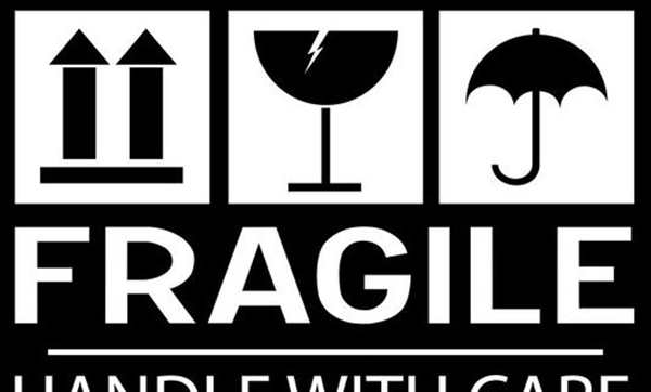 Раскраска Fragile Воздушные Мечты на бумаге