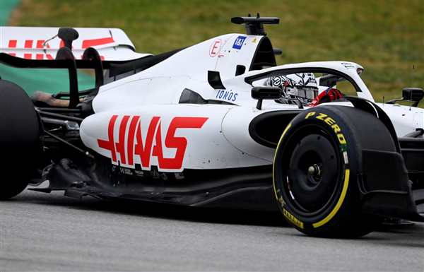 Раскраска гоночного бида Haas VF22 Цвета и детали