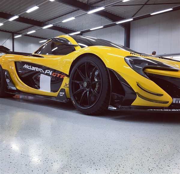 Раскраска Гоночного McLaren P1 GTR Ваши Руки Водитель