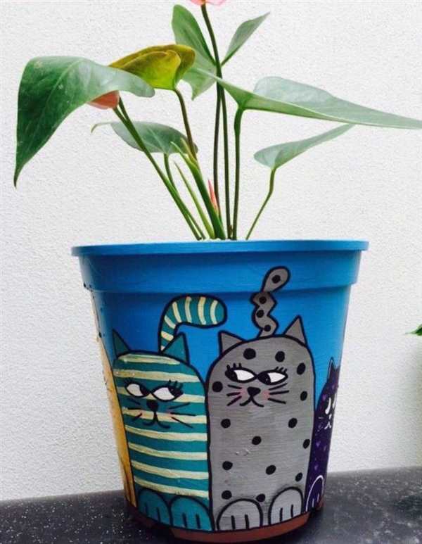 Раскраска Котик среди Волшебных Цветов и Горшка