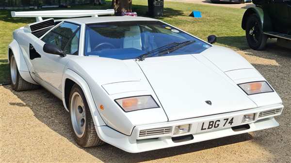 Раскраска Lamborghini Countach Ваши Руки в Мире Форм и Цветов