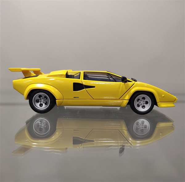 Раскраска Lamborghini Countach Ваши Руки в Мире Форм и Цветов