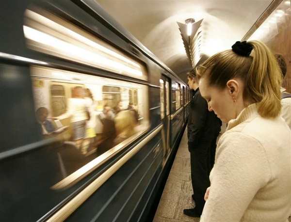 Раскраска Люди вstations метро