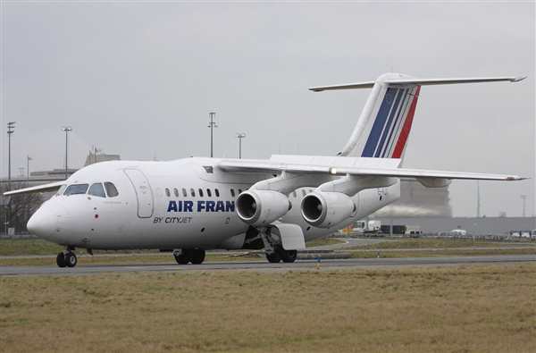 Раскраска самолёта Avro RJ85Creative Colors for Adventure