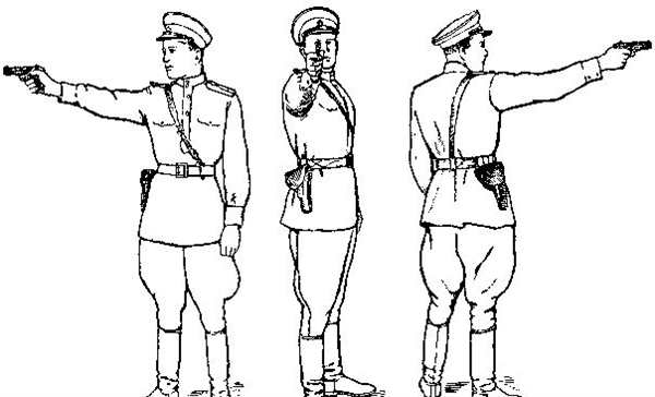 Солдат стреляет с колена