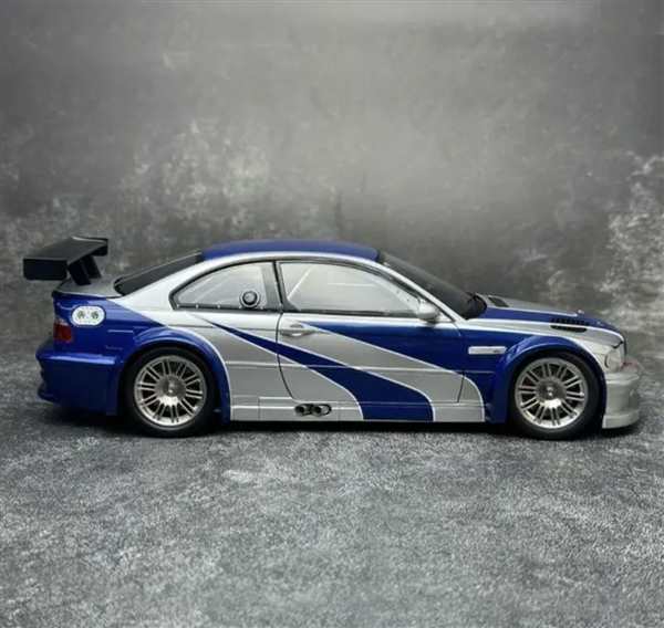 Раскраска спорткара БМВ M3 GTR в деталях