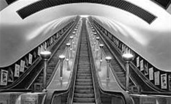 РаскраскаMetro Забавные Активности с Эскалаторами